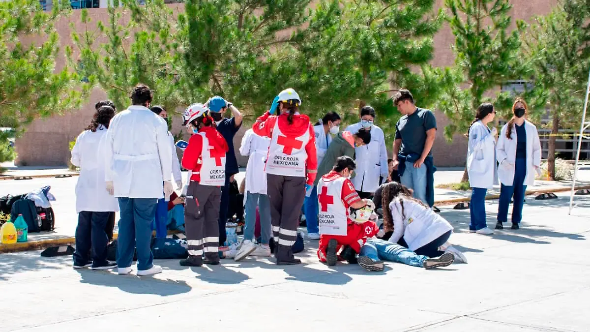 Pasantes de medicina de la UAZ durante capacitación en primeros auxilios
