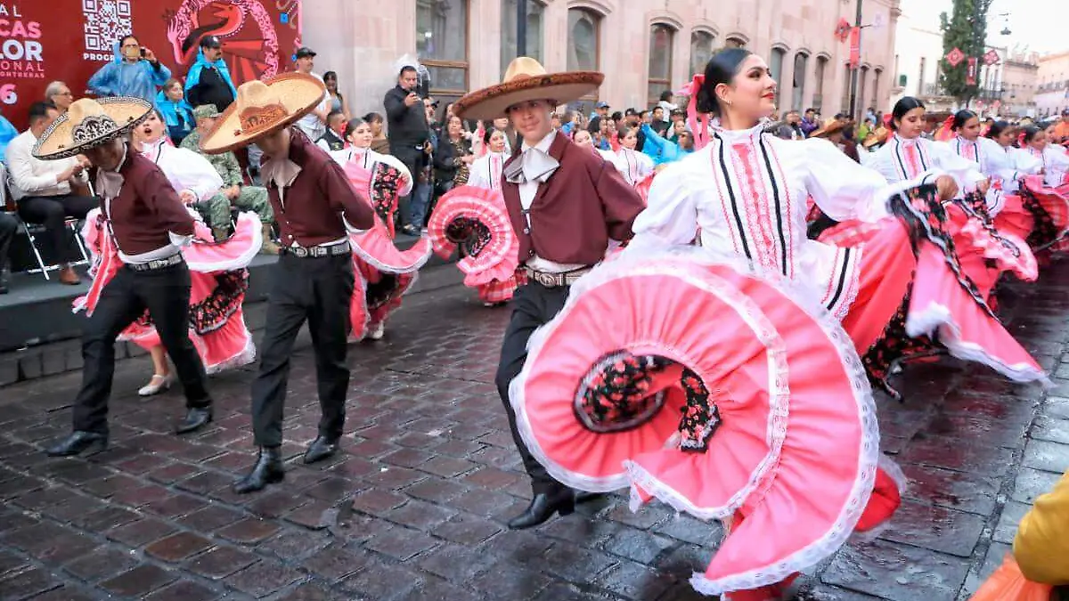 Bailarines del Festival del Folclor