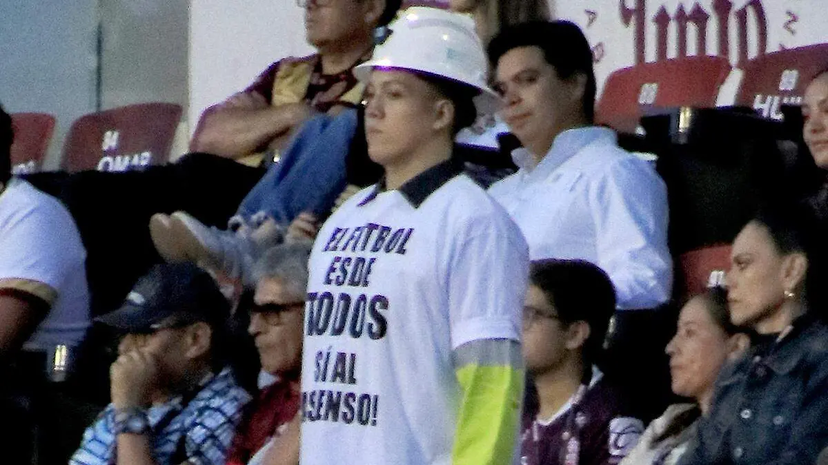 Aficionado protesta contra la desaparición del ascenso
