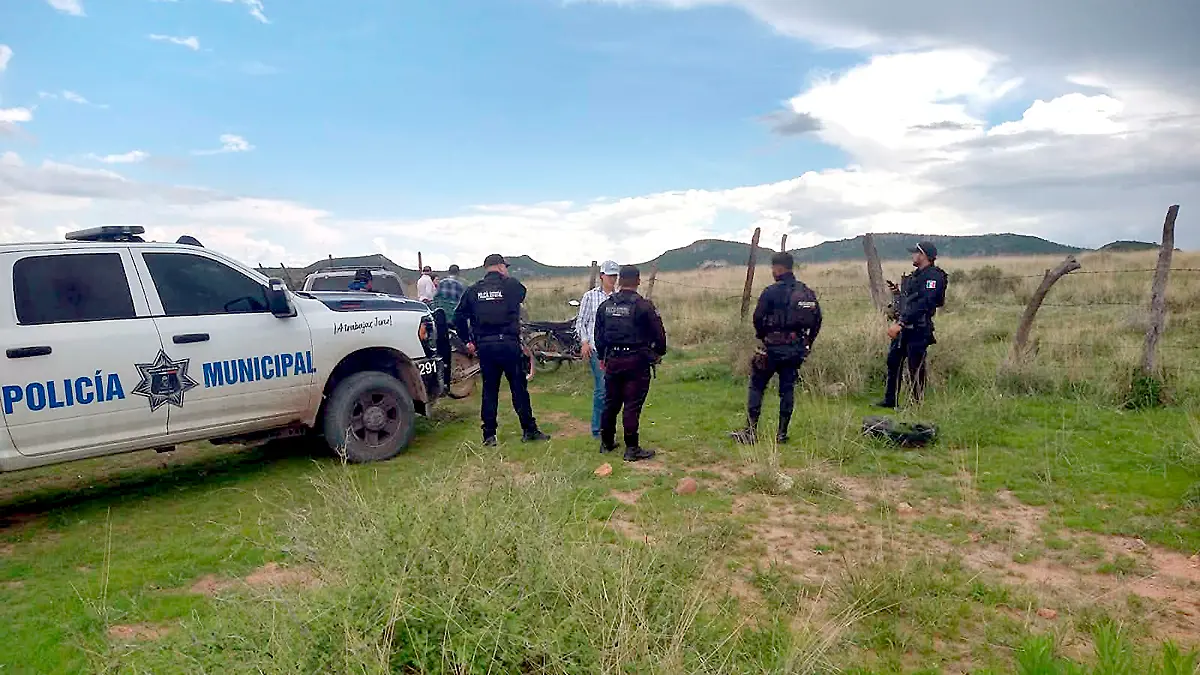 Elementos de la Policía Municipal de Jerez, Zacatecas en campo abierto