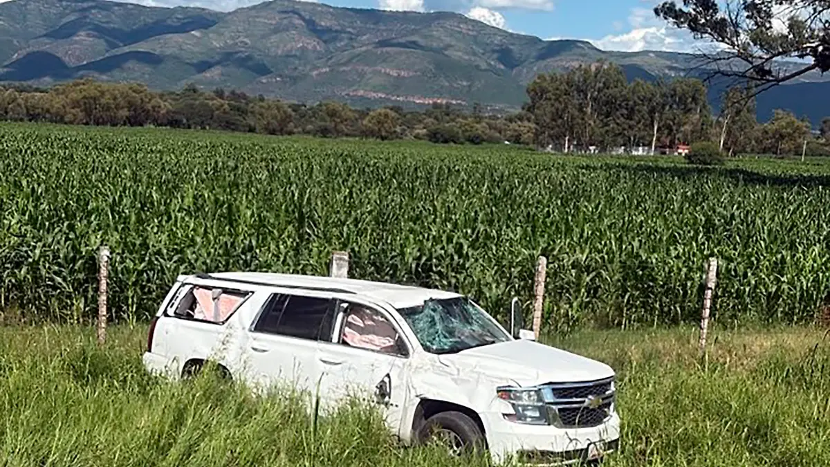 Camioneta del equipo de trabajo de Geovanna Bañuelos tras el accidente