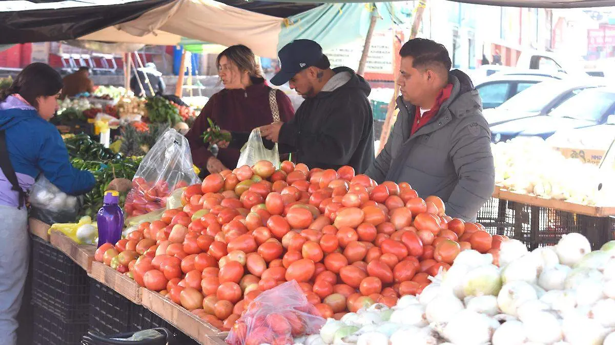 Personas en un mercado