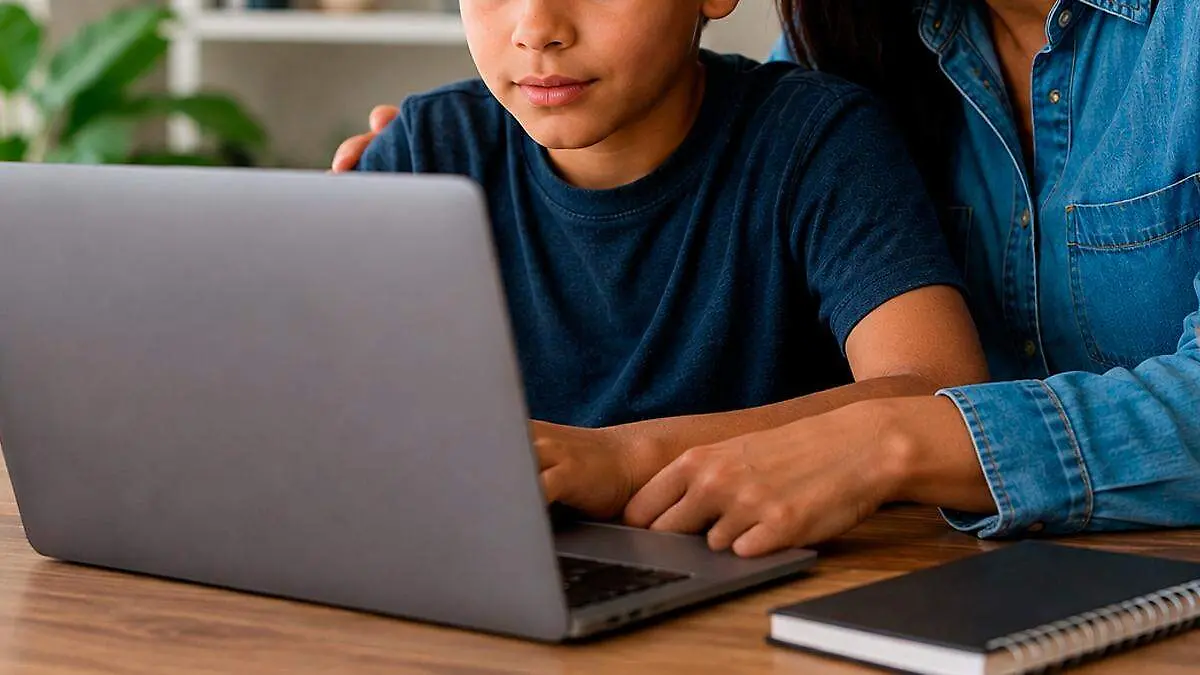 Niño usando una computadora