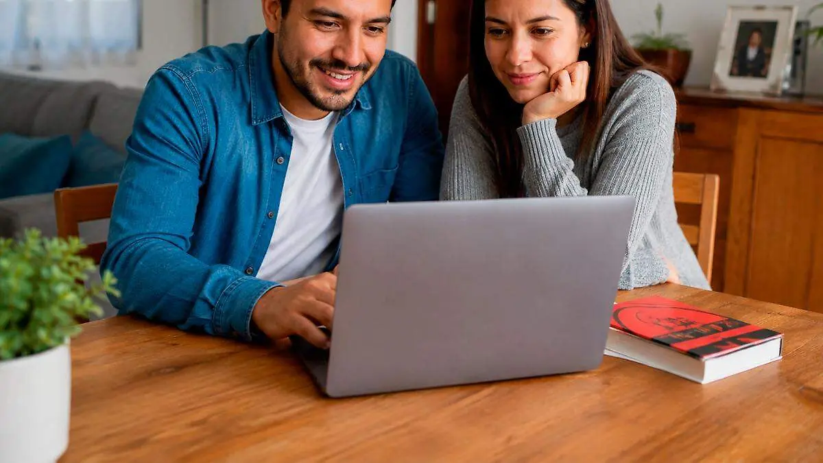 Personas usando una computadora