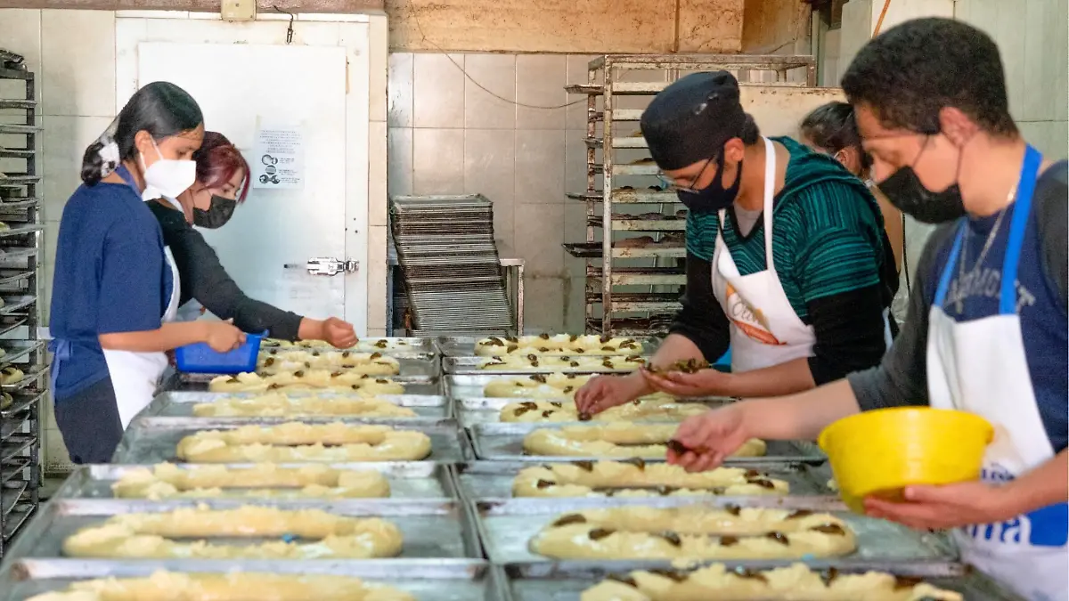 jóvenes haciendo pan