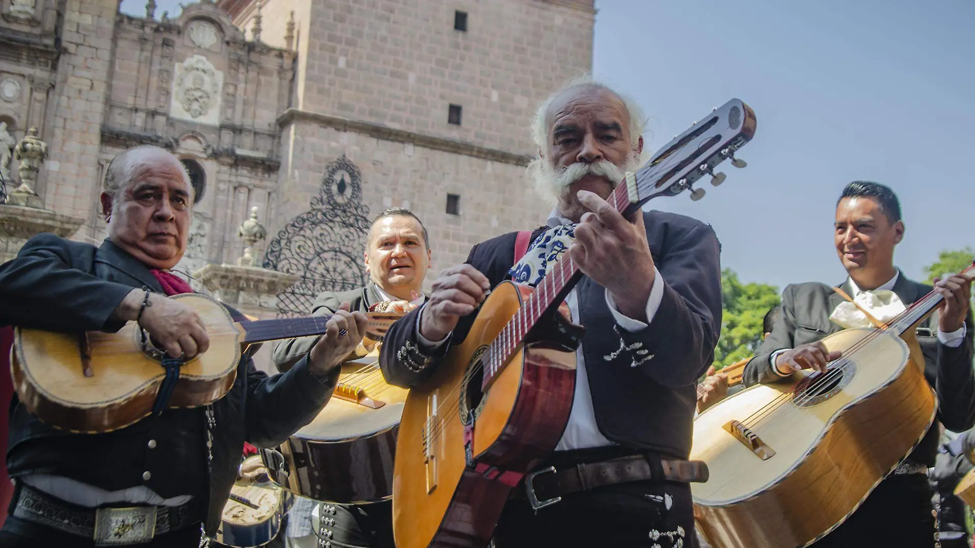 MARIACHIS