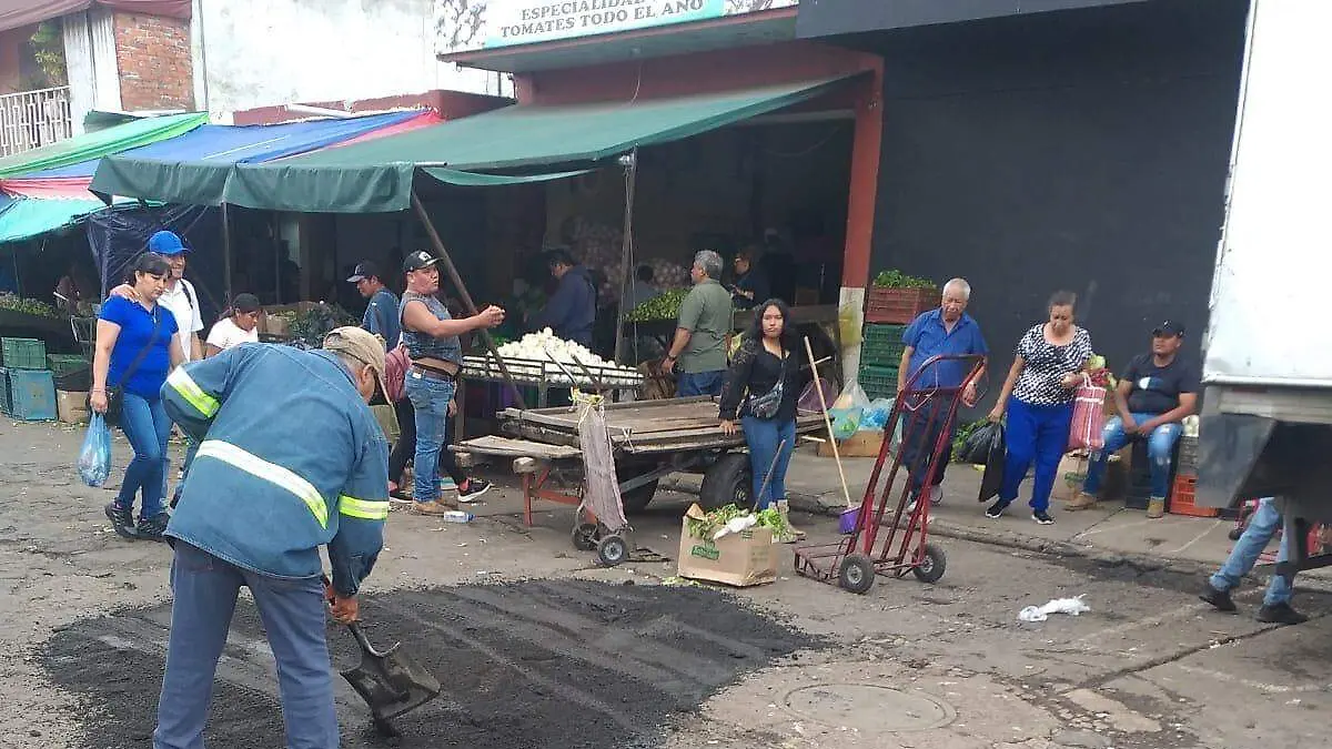 Tapan baches en calles de Zamora 