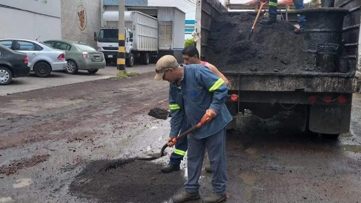 Tapan baches en calles de Zamora 