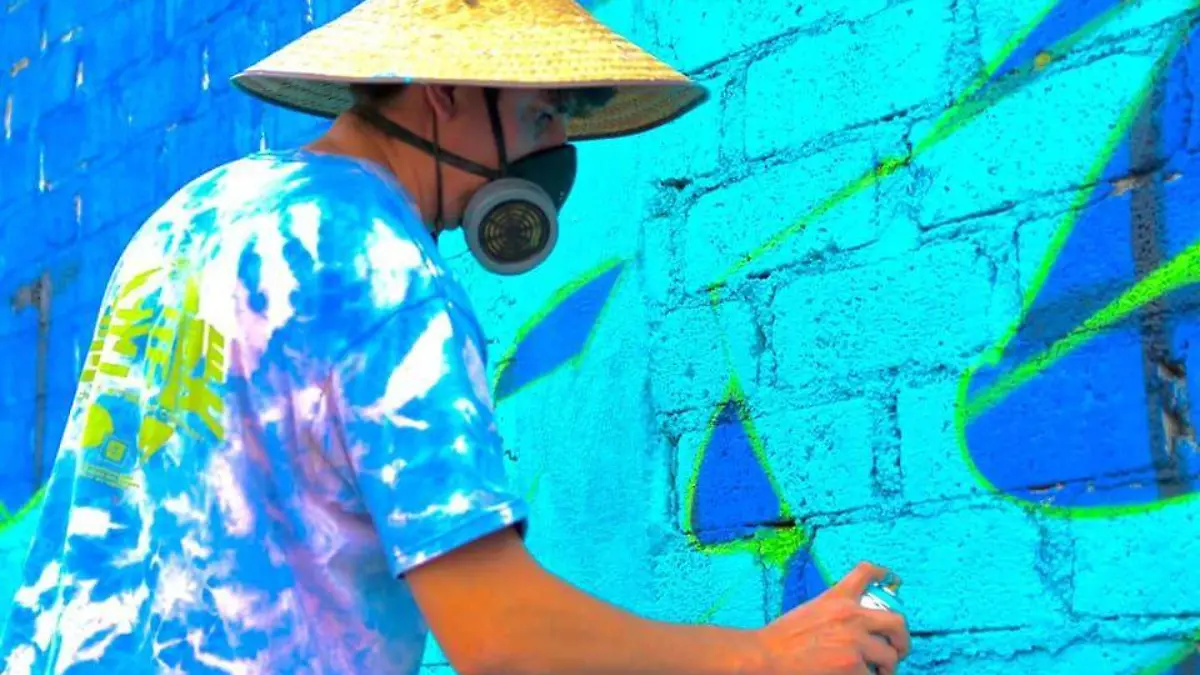 Una persona realilza un graffiti