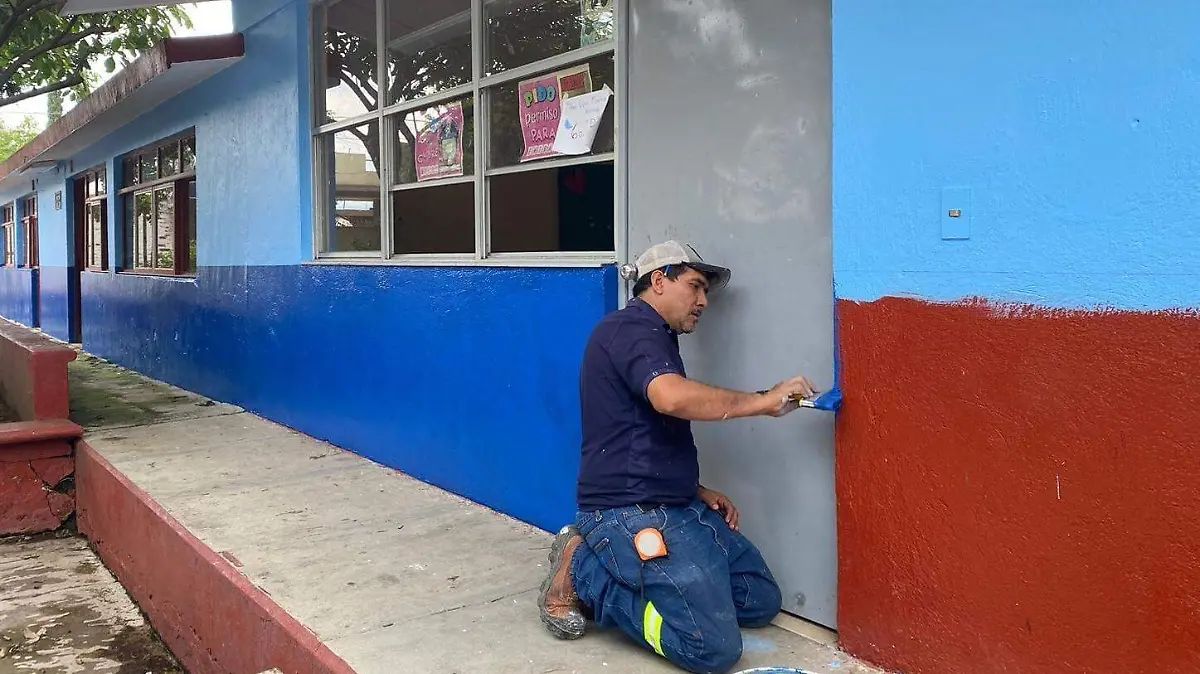 Pintan escuela primaria