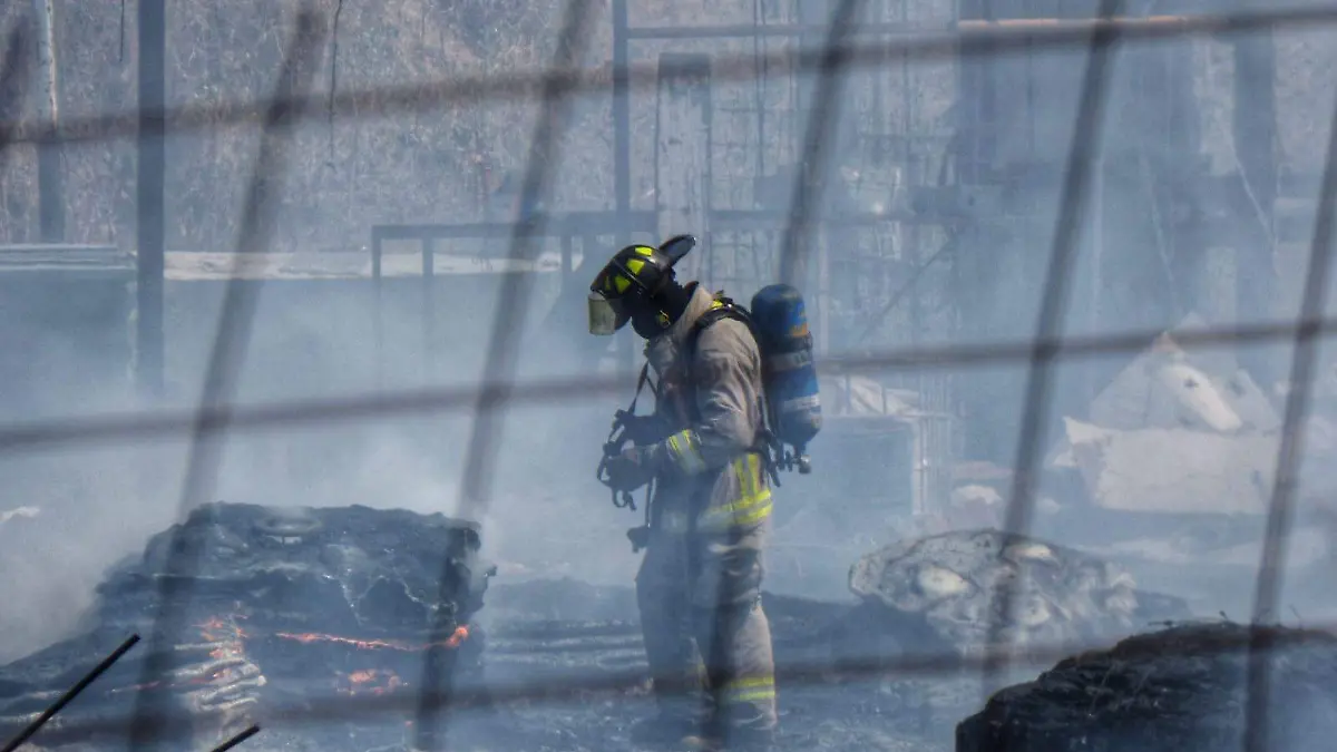 Bomberos en el área de un incendio