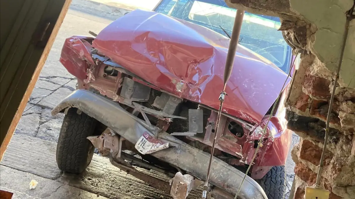 Camioneta choca contra fachada de tienda de abarrote s