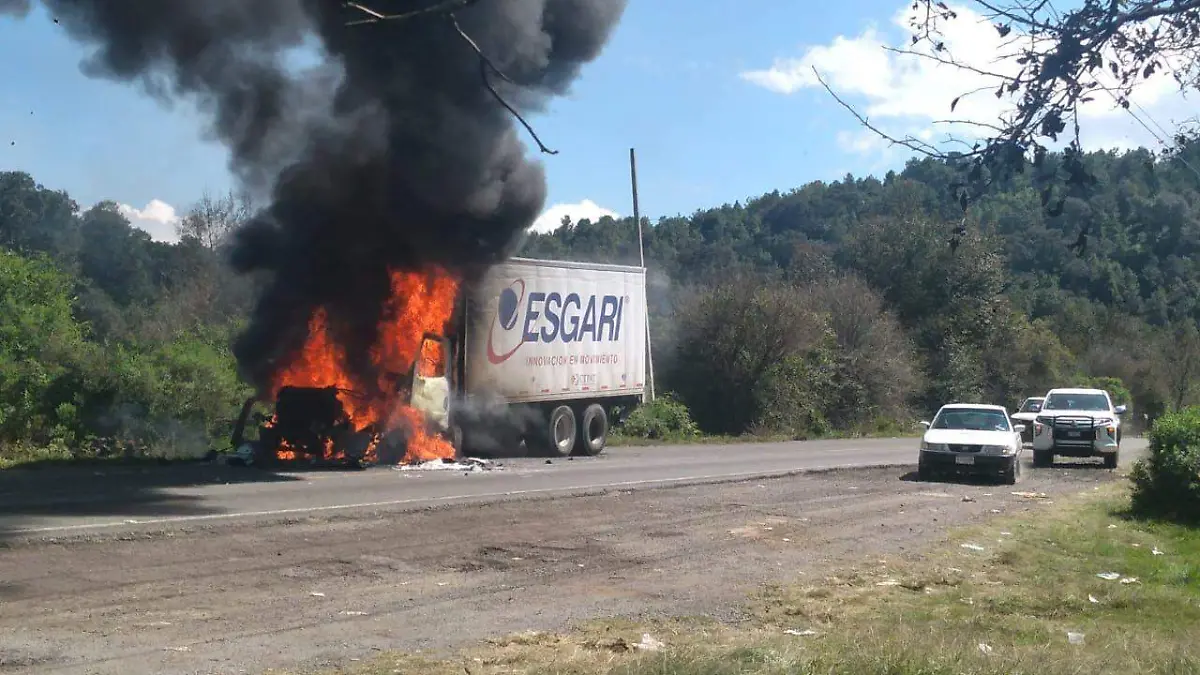 Normalistas auto incendio