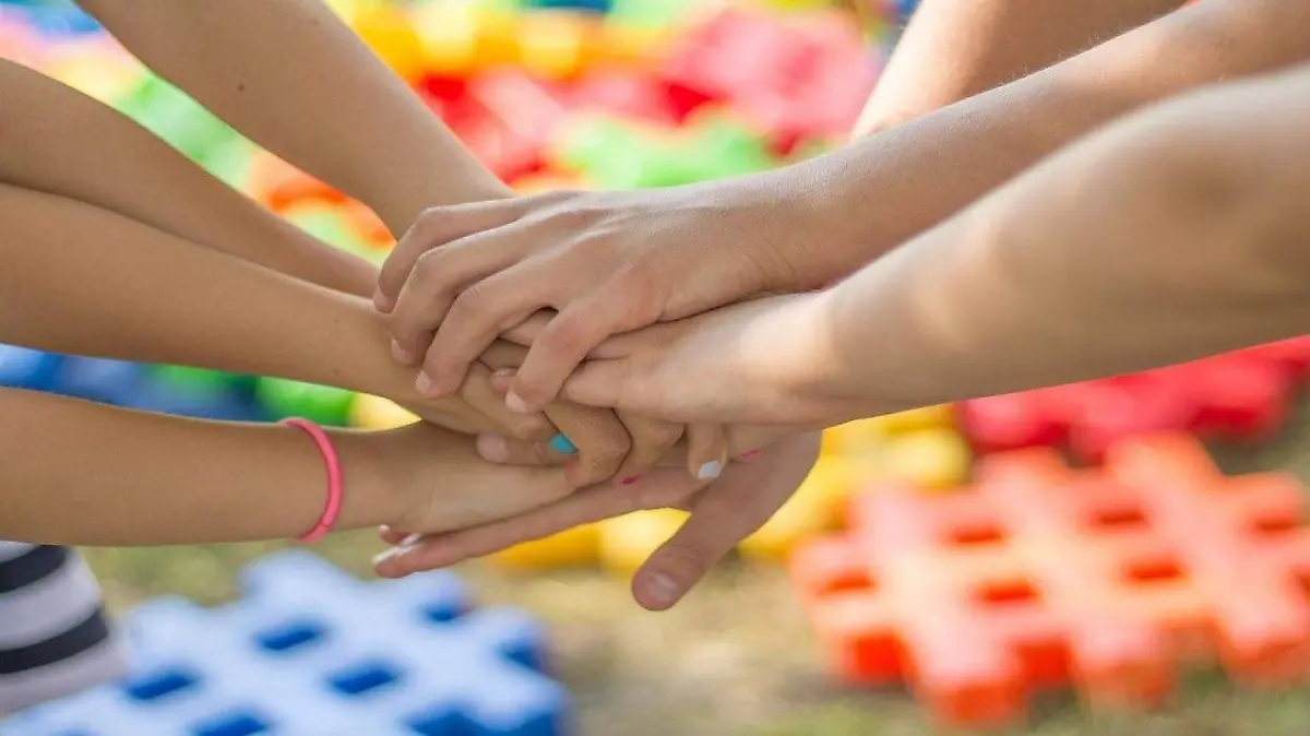 Manos de varias personas