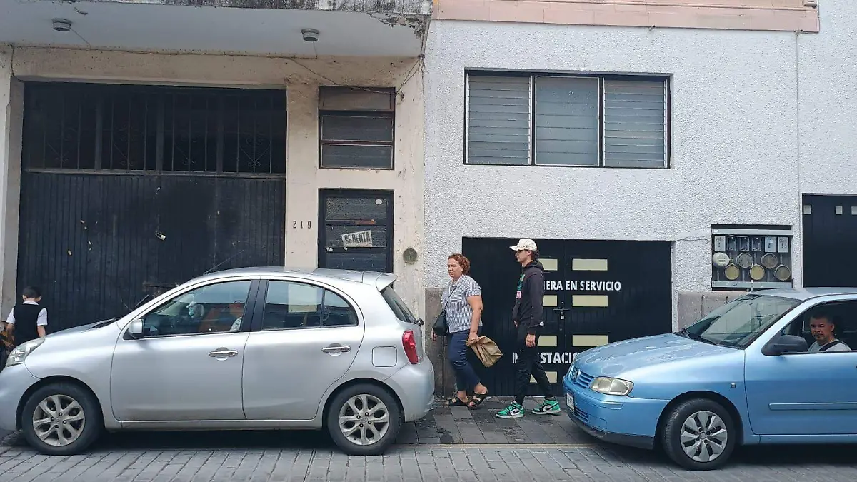 Carros invadiendo banqueta