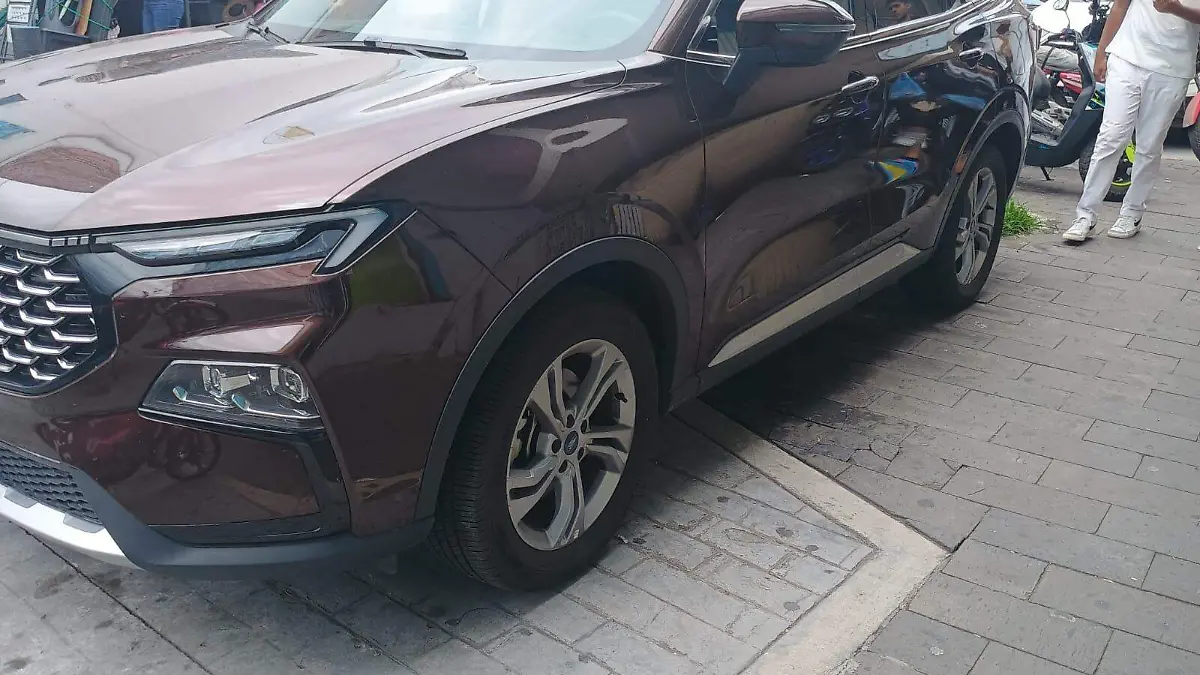 Auto invadiendo una banqueta en Zamora