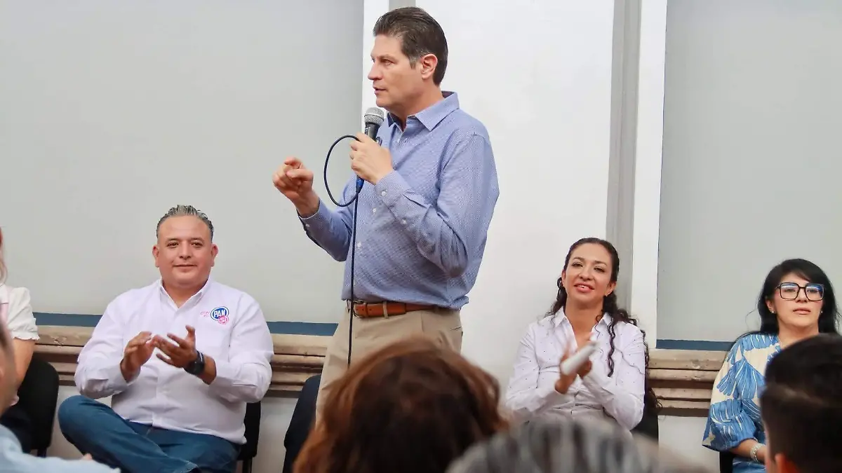 facebook de Mariana Victoria, Alfonso Martínez en su visita a Casa PAN Zamora