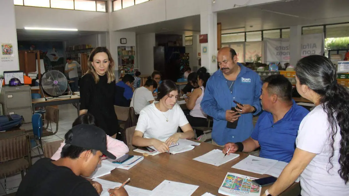 Personas en la biblioteca