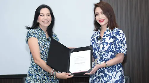 Mariana Sosa directora del IEMSYSEM y Gloria López, rectora de Ucemich.  Foto- Ucemich