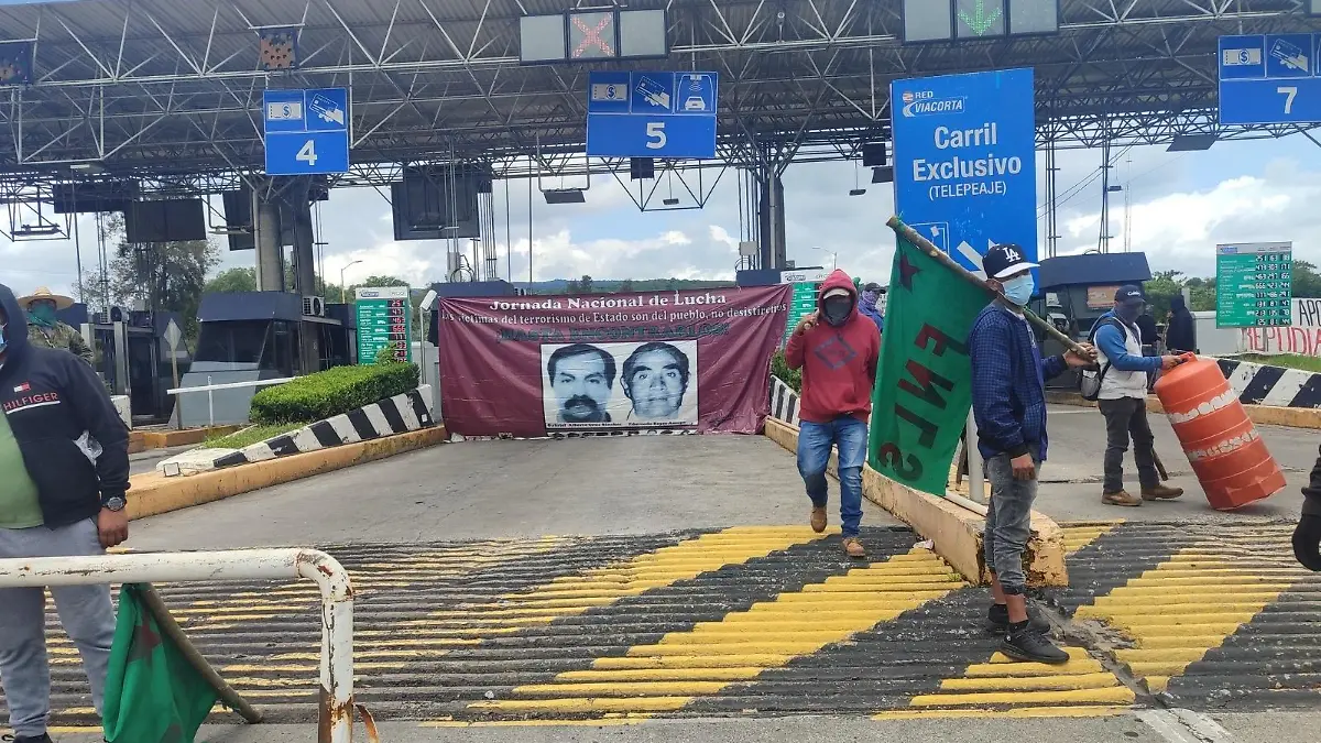 Manifestantes del FNLS bloqueando caseta de peaje