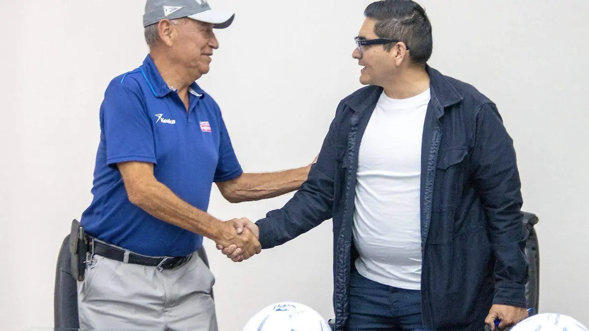 Representante de Copa Telmex y el alcalde de Tangancícuaro