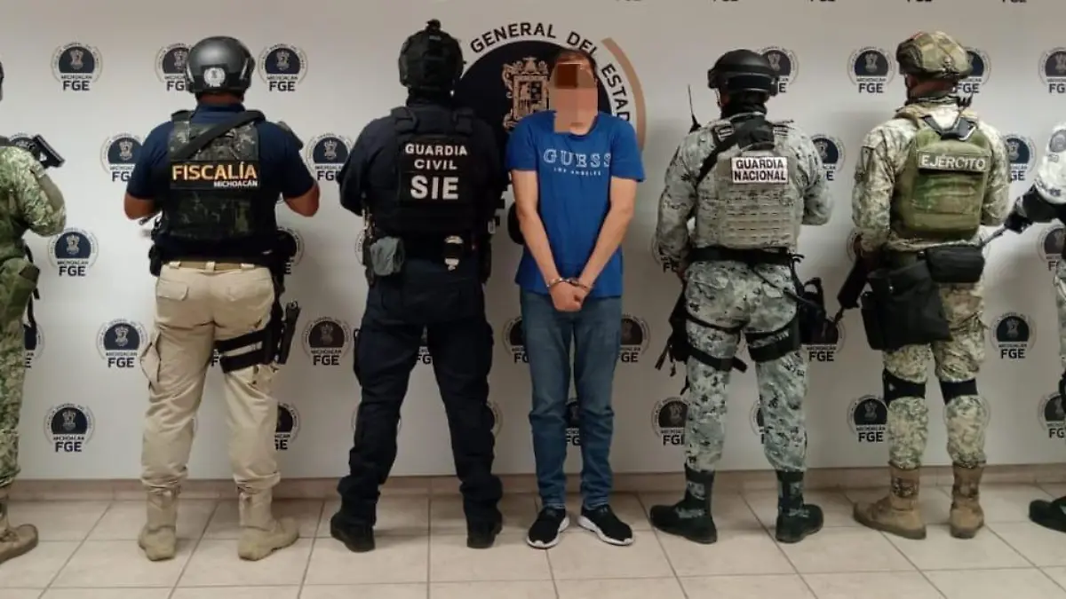 Elementos de seguridad con el detenido Luis Ángel “N”