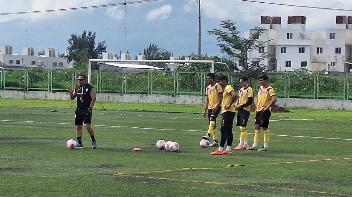 Entrenamiento de jugadores del Deportivo Zamora