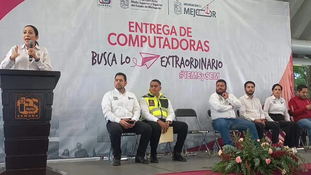 entrega de computadoras itesz
