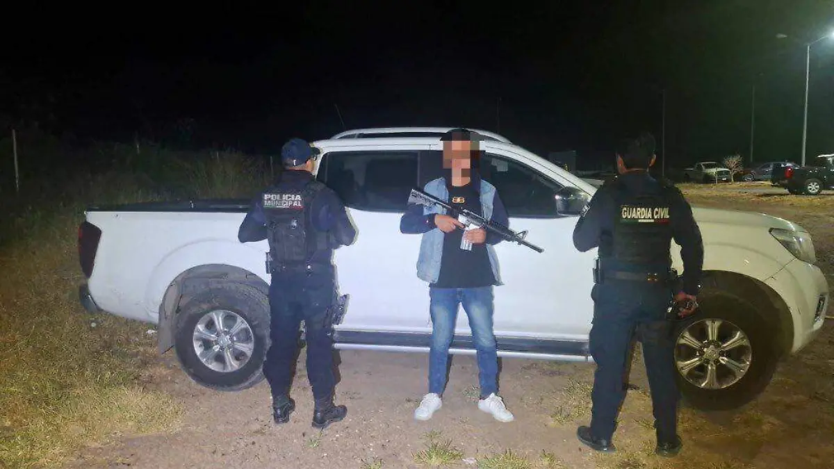 Elementos de seguridad pública con detenido en Jacona
