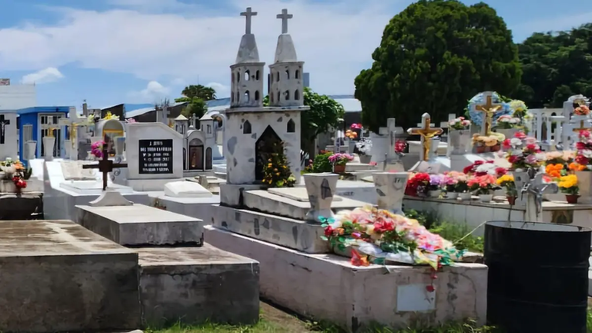 Tumbas en el panteón de Tangancícuaro