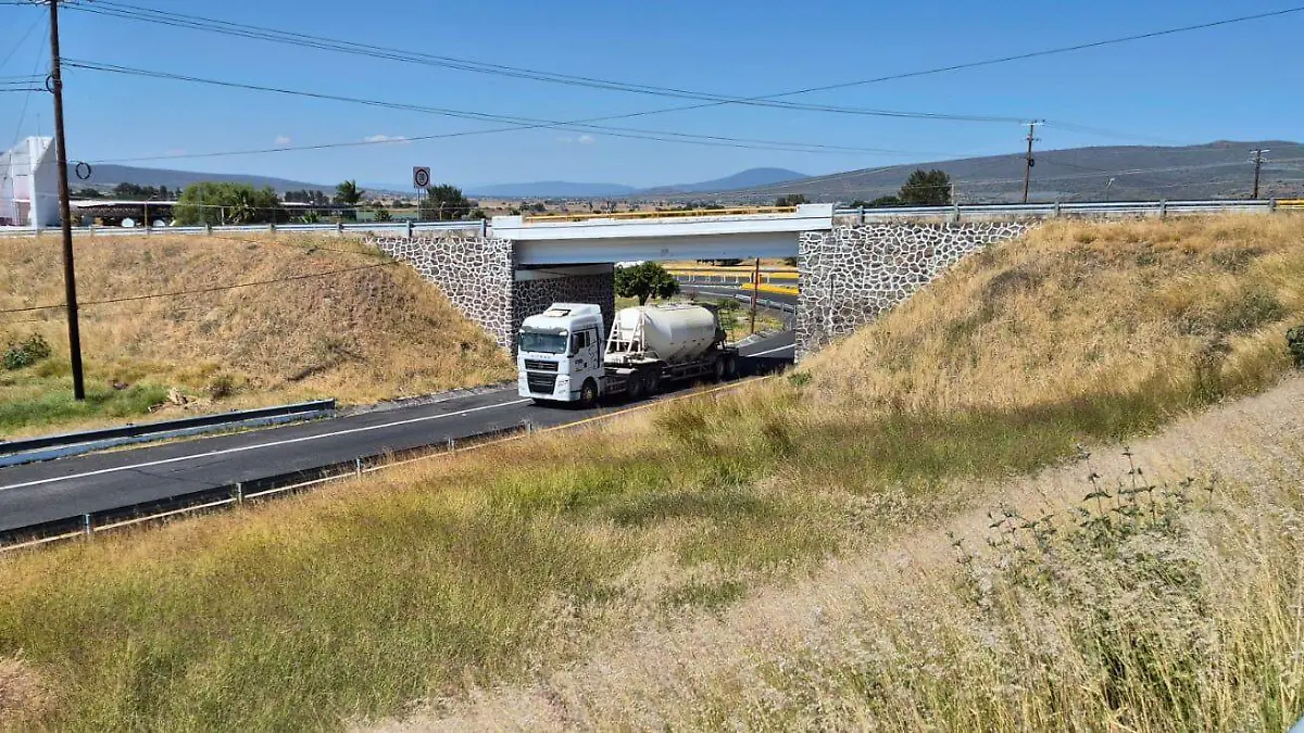 Camión transita por la Autopista de Occidente