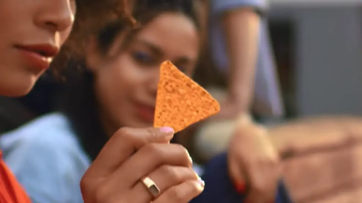 Mujer sostiene una botana