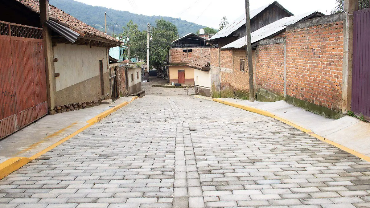 Calle reparada en Tangancícuaro