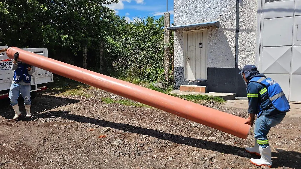 Trabajadores realizan obra hidráulica