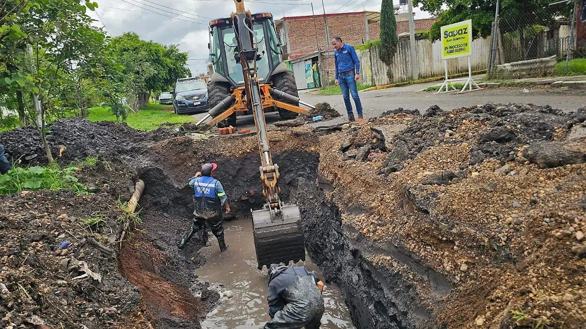 Trabajadores realizan obra hidráulica