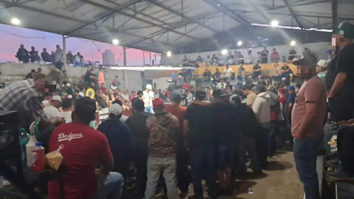 Gente reunida en un palenque clandestino