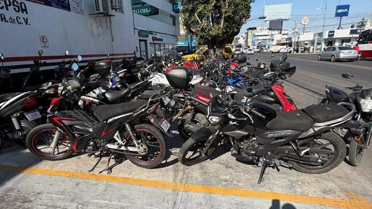 Motocicletas estacionadas sobre la banqueta