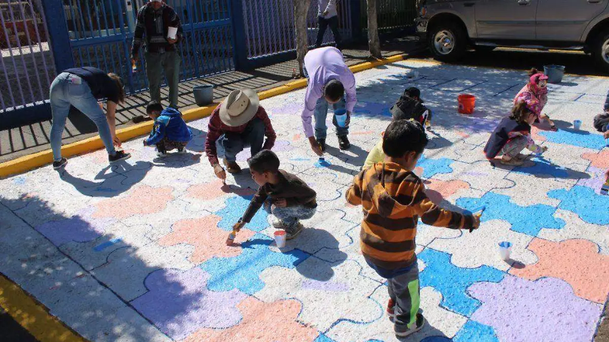 Niños realizan pinta de paso peatonal