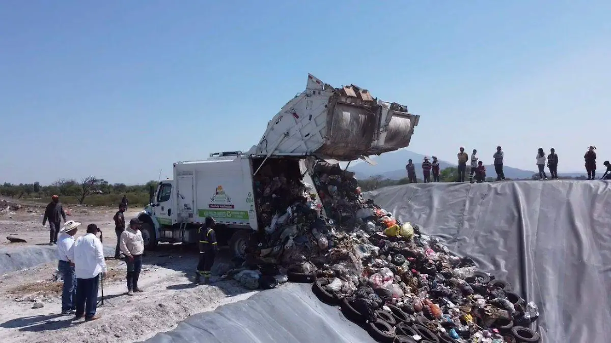 Depositan basura en el relleno sanitario 
