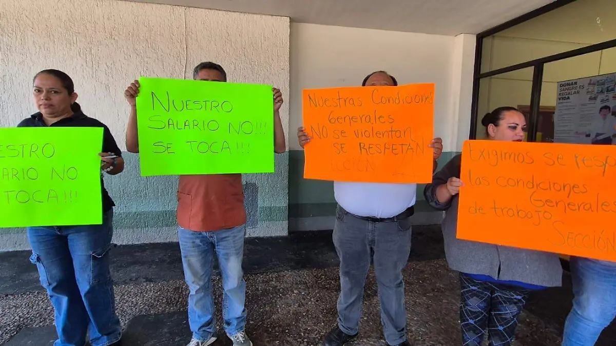 Empelados con pancartas