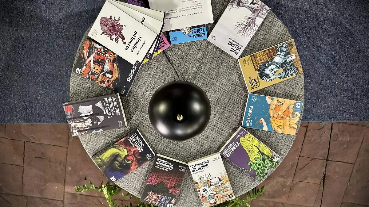 Varios libros sobre una mesa
