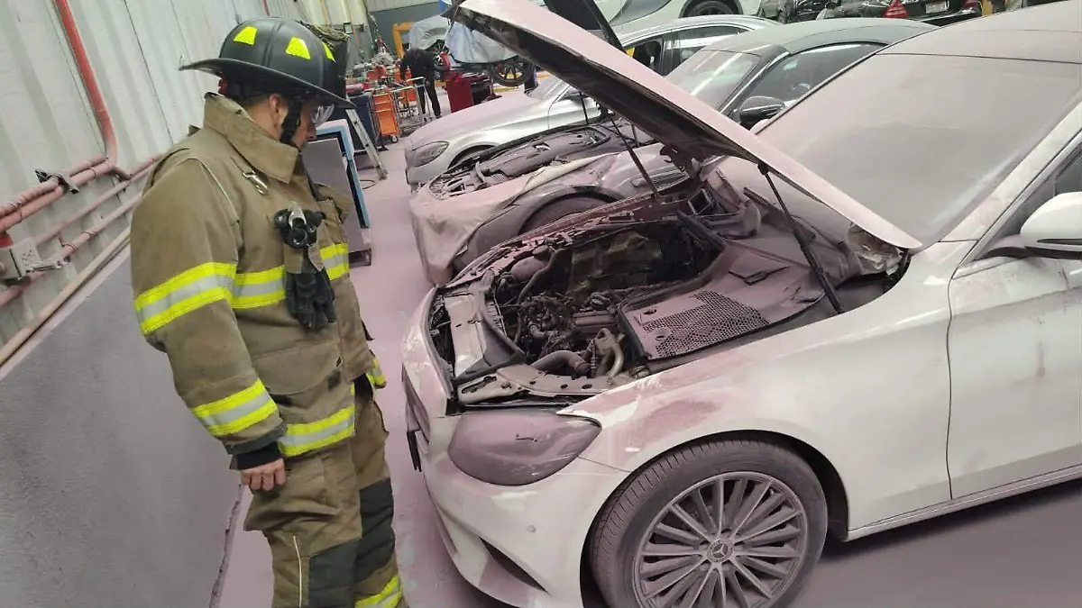 Bombero revisando automovil