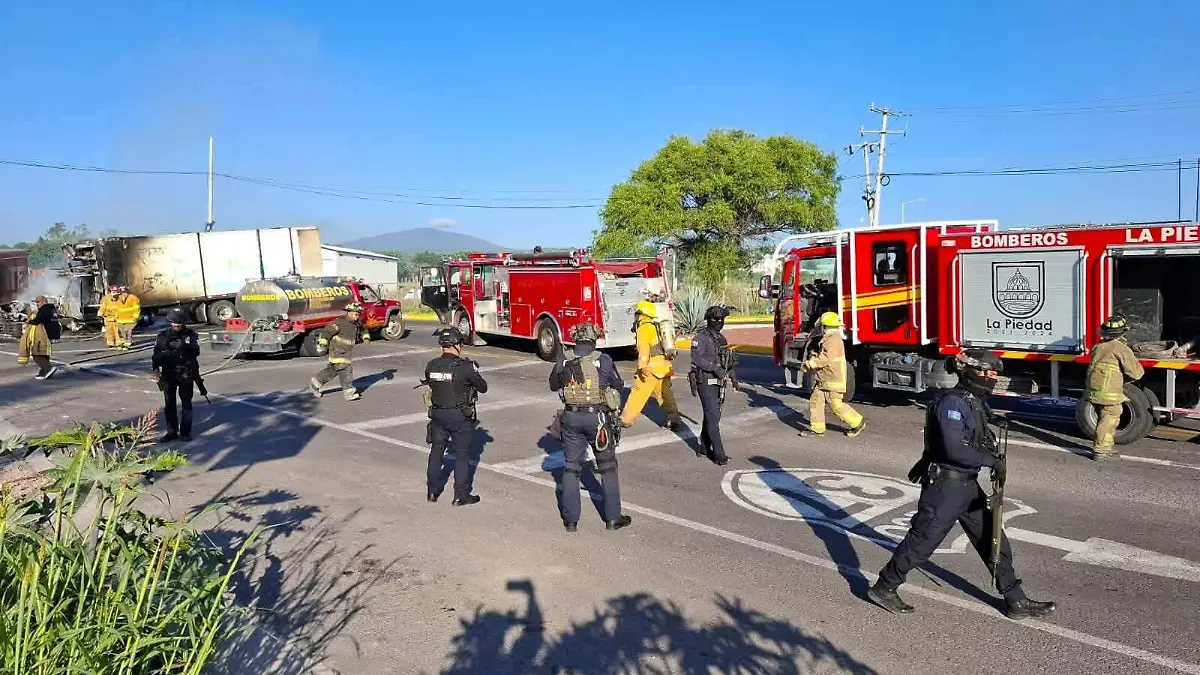 Bomberos en quema de vehículos