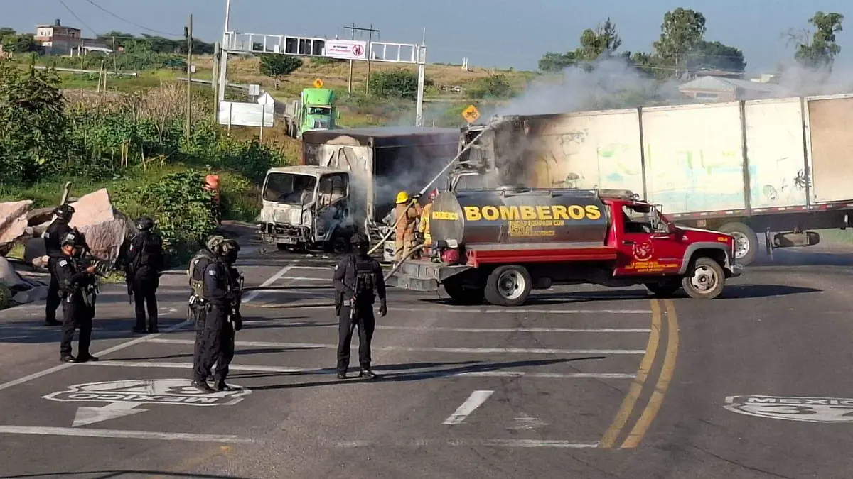 bomberos atendiendo quemas de vehículos