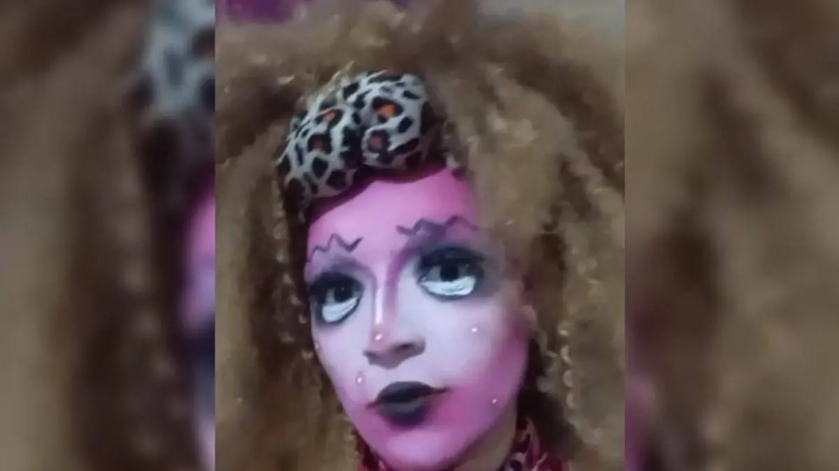 Drag queen de La Paz se toma fotos dentro de la catedral