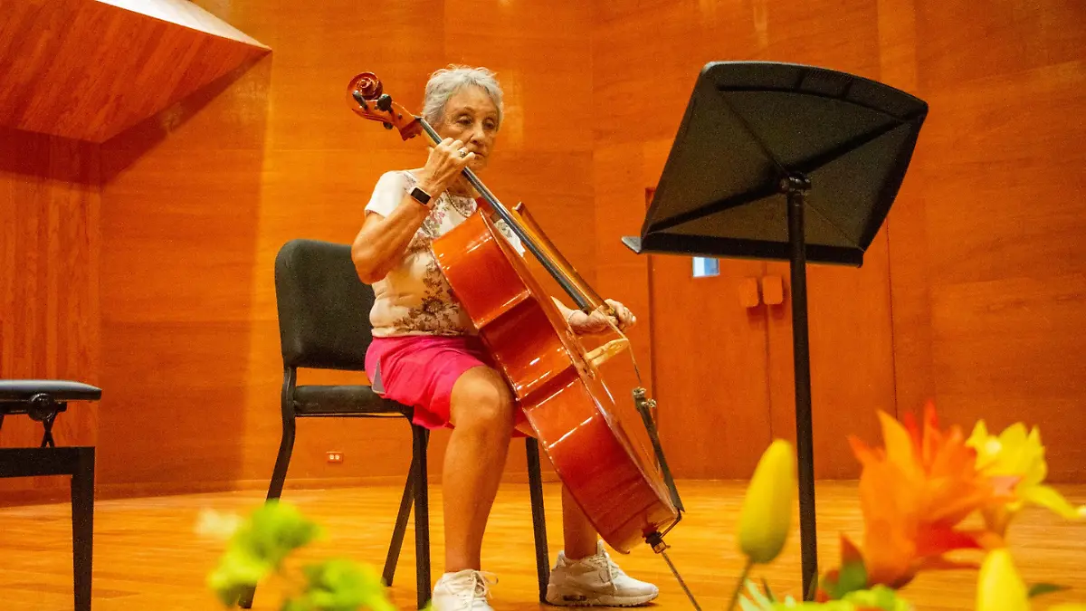 estudiante de 82 años de la escuela de musica