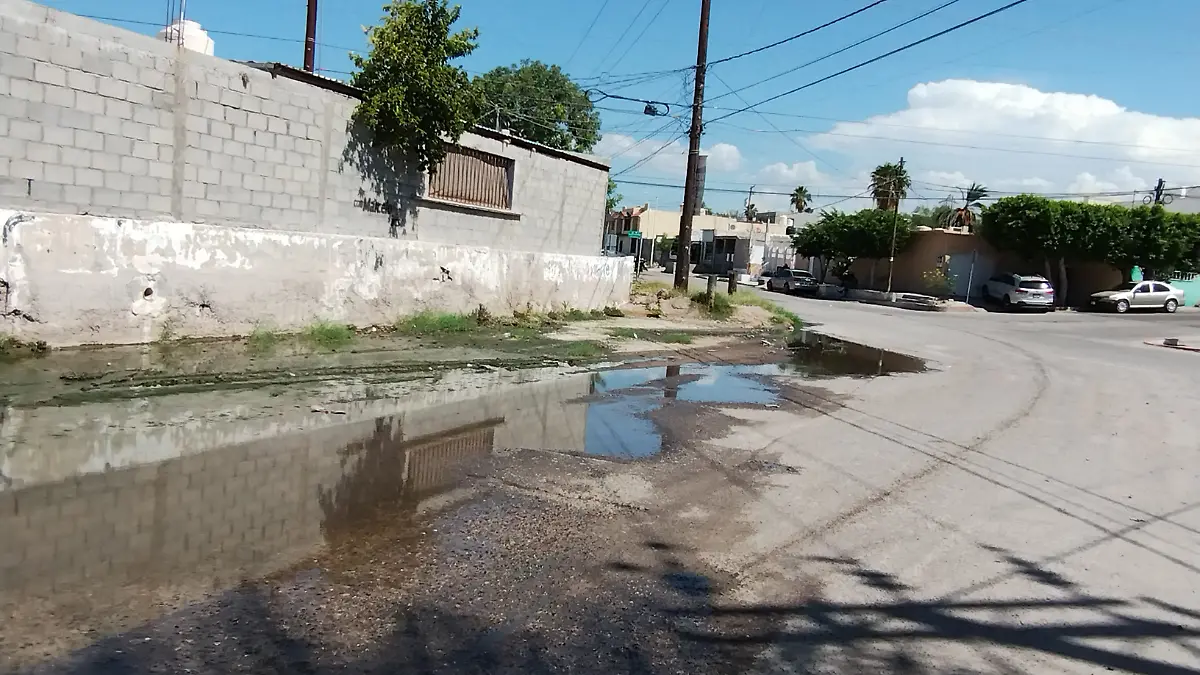 Vecinos afectados por derrame de aguas negras