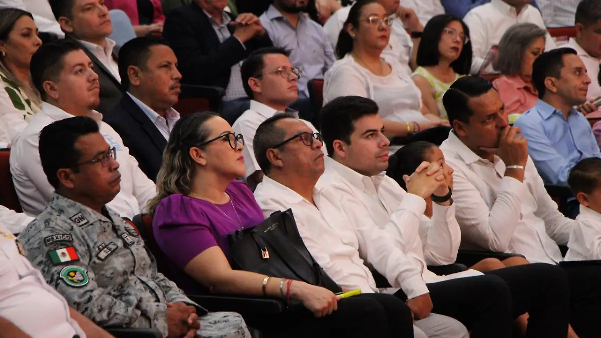 asistentes a informe de milena quiroga