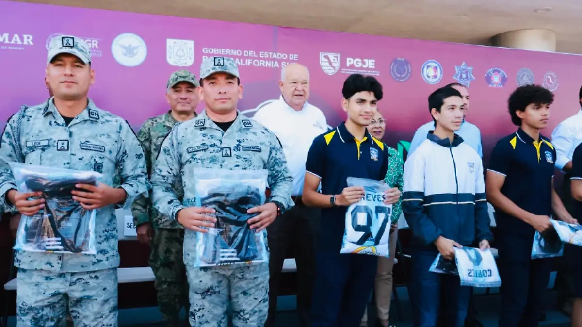 entregan uniformes de futbol