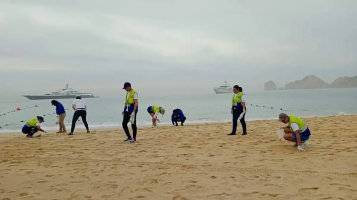 Limpian playa 8 Cascadas y recolectan cerca de 2 kilos de basura